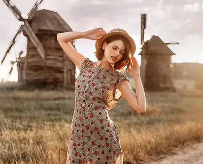 Девушка с цветками на природе предпосылки весной Стоковое Фото -  изображение насчитывающей пуща, поле: 27500392