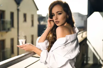 Девушки на балконе - красивые фото