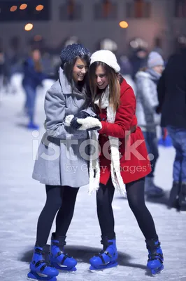 Девушка на коньках в розовой одежде . стоковое фото ©trofalena 345494420
