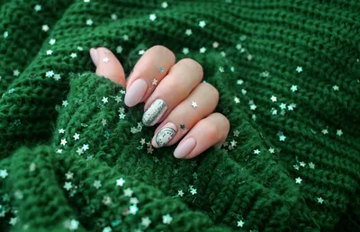 Маникюр на короткие ногти: 10 самых красивых дизайнов на Новый год 2024 |  theGirl