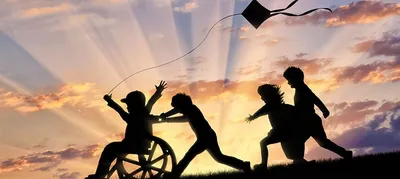Цели дружбы Милые школьницы с книгами Первый день в школе Самое главное,  что изучают в школе - это самосовершенствование Стоковое Фото - изображение  насчитывающей лучший, образование: 164502468