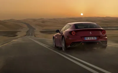 Обои на рабочий стол Ferrari / Феррари на дороге среди пустыни на фоне  заката (FF V12 MO), обои для рабочего стола, скачать обои, обои бесплатно