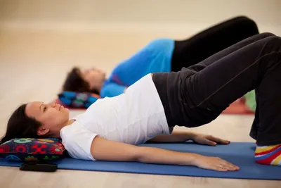 Женщина Yogi в представлении Vrischikasana 1 скорпиона йоги Стоковое  Изображение - изображение насчитывающей модель, тонкий: 53301645