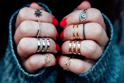 На каком пальце носить кольца? | Новости и статьи от SOVA Jewels