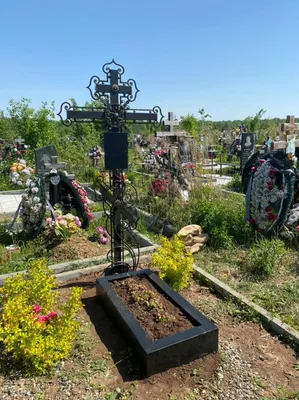 Человек стоит один полный крестов на кладбище. Пустой крест. Стоковое  Изображение - изображение насчитывающей пандемия, трава: 177770345