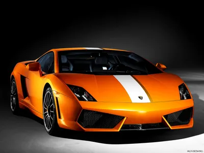 Обои на рабочий стол Зеленая Lamborghini Huracán в дворе дома у ворот, обои  для рабочего стола, скачать обои, обои бесплатно