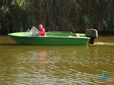 Лодка на голубой воде обои для рабочего стола, картинки и фото - RabStol.net
