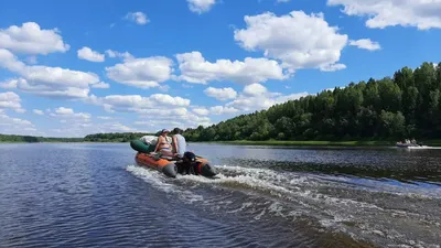 Деревянная лодка останавливается в порту | Премиум Фото