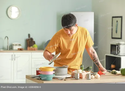 мужчина на кухне стоковое изображение. изображение насчитывающей мясорубка  - 225178191