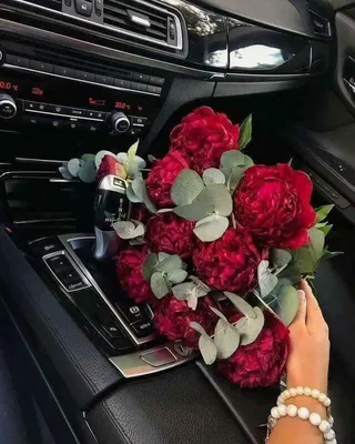 Девушка с парнем без лица в машине - подборка фото