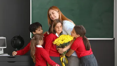 25+ идей, что подарить на День учителя в 2024 году: список недорогих и  оригинальных вариантов