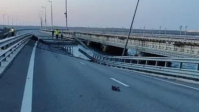 На Крымском мосту взорвали грузовик, частично обрушены два автомобильных  пролёта