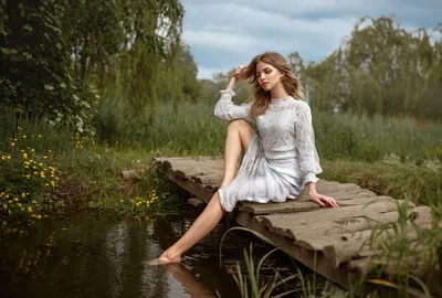 Обои на рабочий стол Девушка в платье сидит на мостике у водоема, фотограф  Лесной Альберт, обои для рабочего стола, скачать обои, обои бесплатно