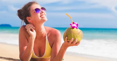 Девочка в белой панаме сидит на пляже Stock Photo | Adobe Stock