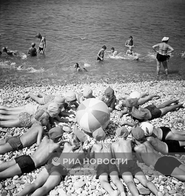 Ноги в песке на пляже стоковое фото. изображение насчитывающей вода -  108540406