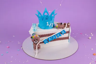 Торт на полгодика с зайчиками — https://sabicake.ru