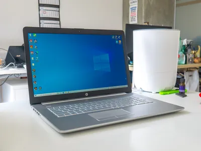 Ноутбук HP 17-ca3002ur: экран с диагональю 17,3 дюйма, 96% sRGB, процессор  AMD Ryzen 7 4700U, 16 ГБ оперативной памяти, SSD на 512 ГБ, аккумулятор  ёмкостью 41 Вт*ч