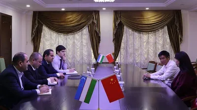 Обои на рабочий стол Обувь футболистов, бутсы найк с краской на белом фоне,  обои для рабочего стола, скачать обои, обои бесплатно