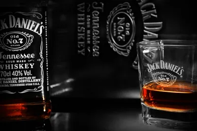 Картинка на рабочий стол алкоголь, виски, johnnie walker, бутылка, стакан,  лёд 1024 x 768