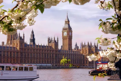 Обои на рабочий стол Великобритания, Англия, Лондон / Great Britain,  England, London, Big Ben / Биг-Бен, крупным планом вензеля чугунной ограды  на дороге и современный автобус Рутмастер / Routemaster / Даблдекер, обои