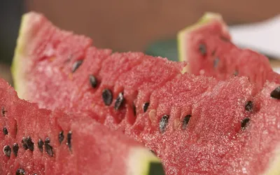 Обои Еда Арбуз, обои для рабочего стола, фотографии еда, арбуз, cloves,  watermelon, grass, nature, дольки, травка, природа Обои для рабочего стола,  скачать обои картинки заставки на рабочий стол.