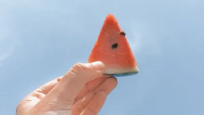 Обои на рабочий стол Замороженные кусочки арбуза на деревянных палочках,  обои для рабочего стола, скачать обои, обои бесплатно