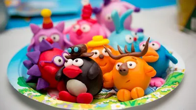 Обои Детские обои, сердечки, трава, домик, забор, кусты на рабочий стол