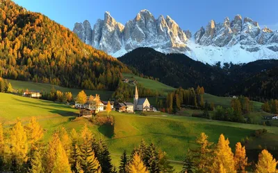 Обои на рабочий стол Домики в окружении леса и снежных гор, Швейцария /  Switzerland, обои для рабочего стола, скачать обои, обои бесплатно
