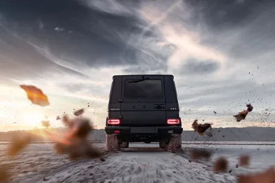 Обои на рабочий стол Черный Mercedes-Benz Gelandewagen G 63 AMG едет по  песку, фотограф Akshay Chauhan, обои для рабочего стола, скачать обои, обои  бесплатно