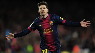 Обои на рабочий стол Лионель Месси / Lionel Mess на фоне стадиона Камп Ноу  / Camp Nou, Барселона, Испания / Barcelona, Spain и фразой Барселона-Больше  Чем Клуб, by Naji Krayem, обои для