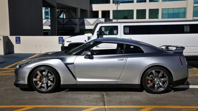 Обои на рабочий стол Nissan gt r r35 возле здания, обои для рабочего стола,  скачать обои, обои бесплатно