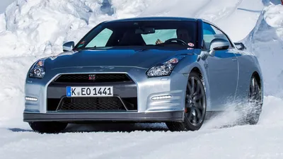 Обои на рабочий стол Черный Nissan GT R35 стоит на площадке у завода, из  игры Need For Speed, обои для рабочего стола, скачать обои, обои бесплатно