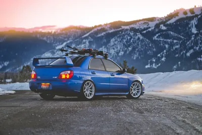 Обои на рабочий стол Subaru на дороге на фоне пасмурного неба, обои для рабочего  стола, скачать обои, обои бесплатно