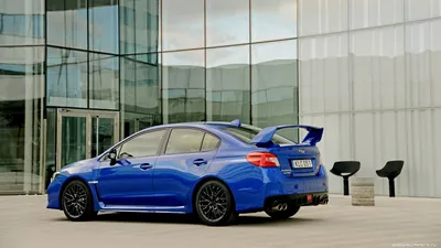 Черно белый фон с автомобилем subaru - обои на рабочий стол