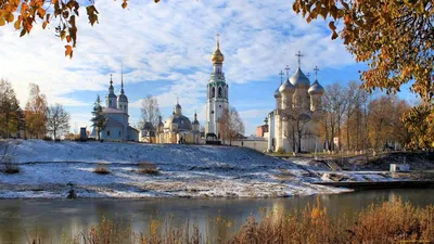 фото обои рабочего стола Церковь в Коломенском с яблонями на переднем плане