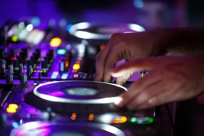 Бесплатные стоковые фото на тему dj микшер, вечеринка, диск жокей, звук,  клуб, контроллер, музыка, музыкальный проигрыватель, ночная жизнь, ночной  клуб, ритм, руки, технология, электроника