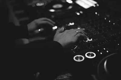 Летом Девушка Dj На Палубах — стоковая векторная графика и другие  изображения на тему Диджей - Диджей, Вечеринка, Женщины - iStock