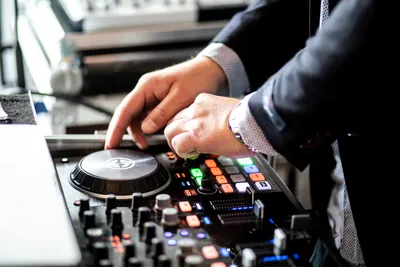 Мужской Dj Смешивания Музыки На Виниловых Вертушках Молодой Человек Играет  Музыку На Микшер Консоли Палубе Вектор Иллюстрация На Белом Фон — стоковая  векторная графика и другие изображения на тему Векторная графика - iStock