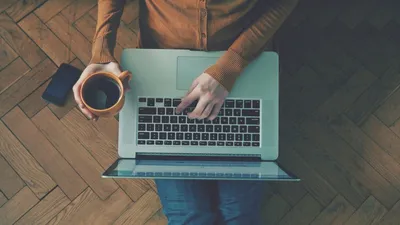 Работа Сотрудников В Офисе Трудовой Коллектив Секретарь И Босс Девушка  Работает За Компьютером Рабочее Место — стоковая векторная графика и другие  изображения на тему Набор персонала - iStock
