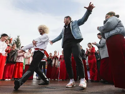 Раскраски, Праздники Весенние праздники 8 Марта , Праздники, Весенние  праздники, 8 Марта, Раскраска, Праздники, 8 Марта, Женский день, Открытка,  Мишутка, Подарки, Цветы, Облака.jpg, Открытка с наряженной в гирляды  елочкой, самолет летит, открытка