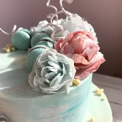 Белое и золото» - всегда смотрится богато и роскошно🤩 Торт оформлен белыми  парусами из рисовой бумаги, а также живыми цветами🤍 Внутри:… | Instagram