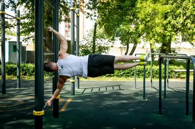 Как Делается Флажок на Турнике - Street Workout Photostock