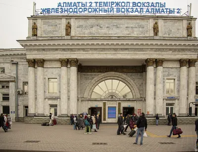 Я Уже Скучаю По Тебе Две Подруги Прощаются На Вокзале Перед Поездкой —  стоковые фотографии и другие картинки Отъезд - iStock