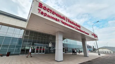 Железнодорожный вокзал в сопот Польше Европы. Привлекательный мужчина ждать  на вокзале. Мысль о поездке с рюкзаком. Путешествие Стоковое Фото -  изображение насчитывающей переход, польша: 172689310