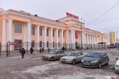 Молодой человек на вокзале стоковое фото. изображение насчитывающей красиво  - 106724342