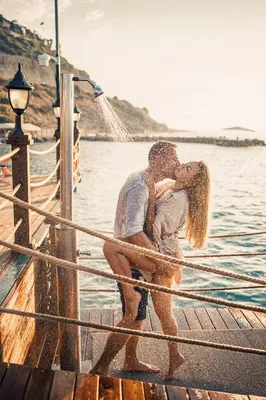 Парень с девушкой на спине, на пляже, на улице :: Стоковая фотография ::  Pixel-Shot Studio