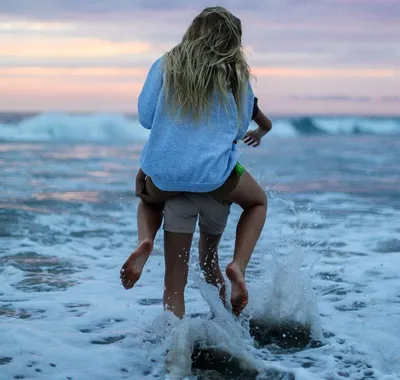 Парень с девушкой фотографируются в отпуске на берегу моря в Черногории |  Outdoor couple, Couple shoot, Most beautiful places