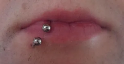 Прокол нижней губы симметрия - пирсинг в Москве | «Piercing.Wiki»