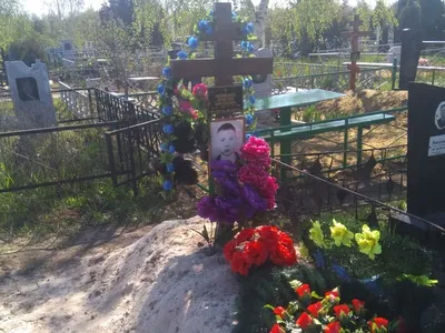 Призрак на Пискаревском кладбище Питера | Пикабу