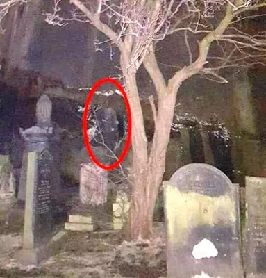 Призрак на кладбище стоковое фото. изображение насчитывающей призрачно -  120904272